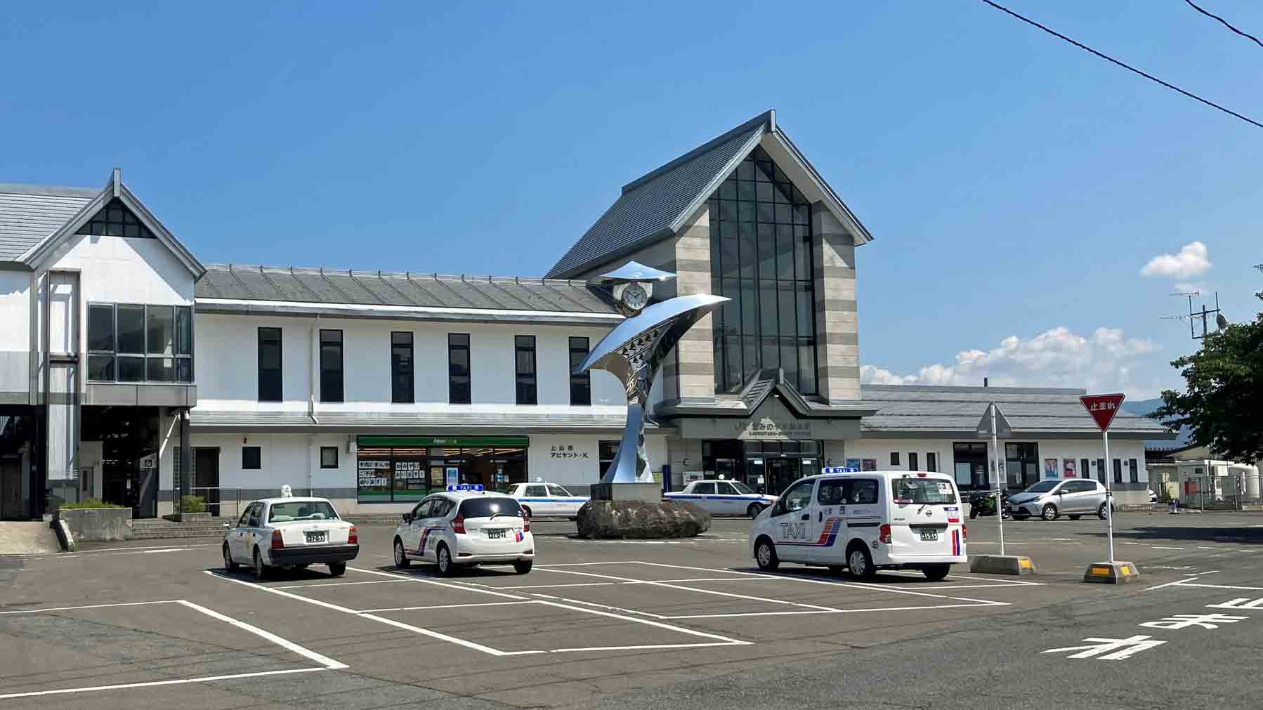 JR Kaminoyama Onsen station & taxi stand
